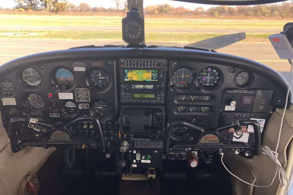 Cherokee 140 side cockpit