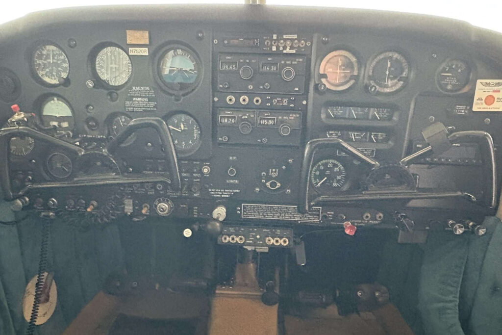 Cherokee Piper 140 Cockpit