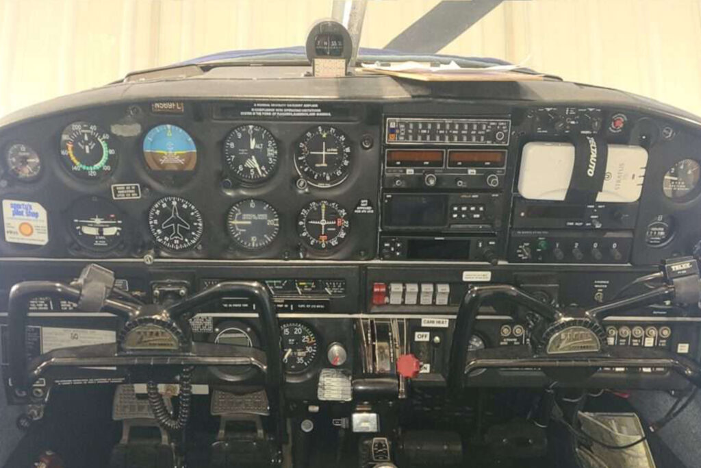 Piper Cherokee 140 cockpit